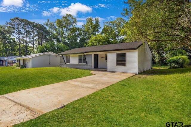 1612 Woodland Hills Dr, Tyler, TX 75701 - ranch-style home with a front yard and concrete driveway