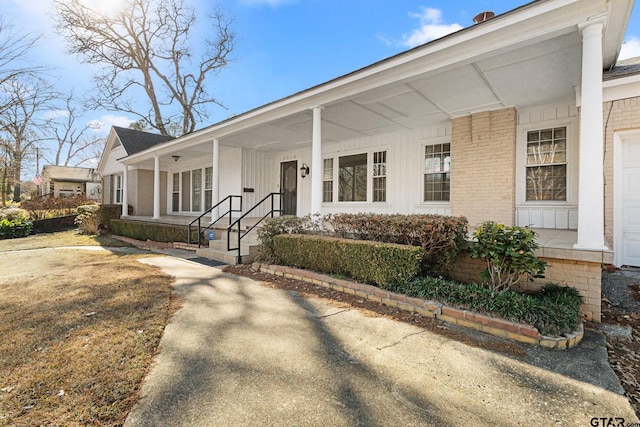 view of front of property featuring covered porch