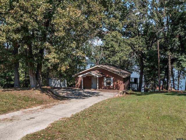 view of front of property featuring a front yard