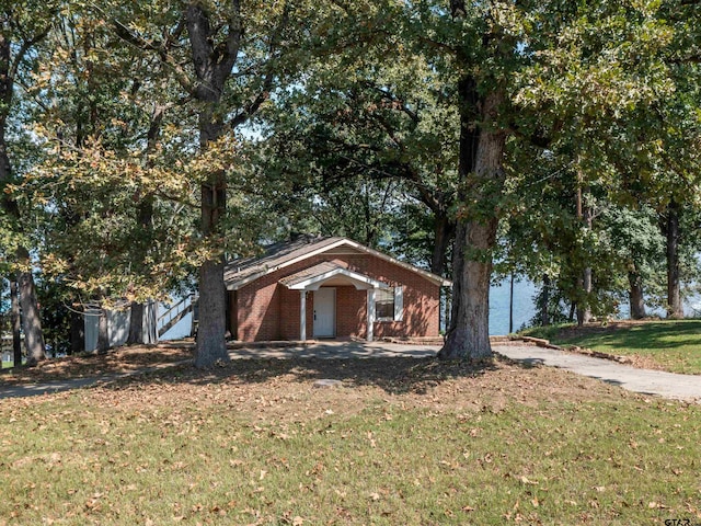 view of front of house featuring a front yard