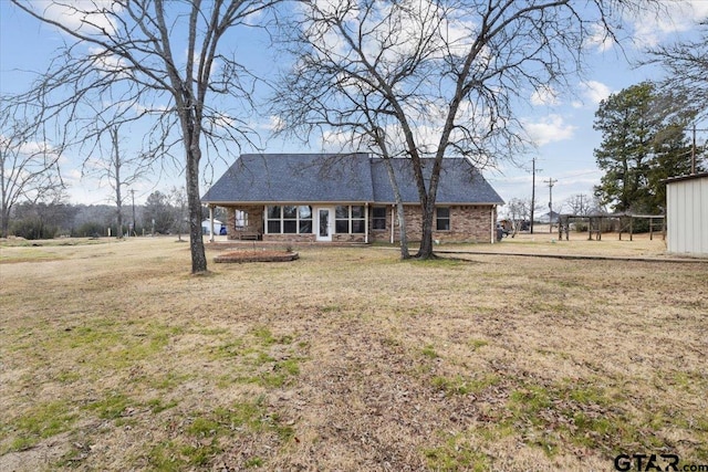 view of front of property featuring a front lawn