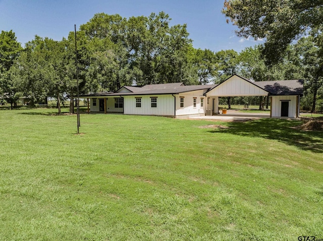 view of front of home featuring a front lawn