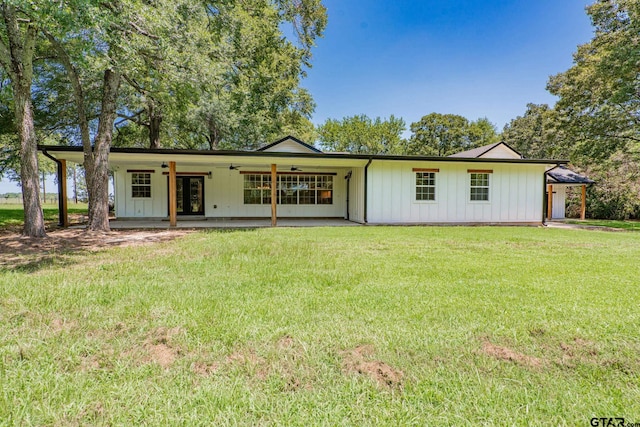 view of front of home featuring a front lawn