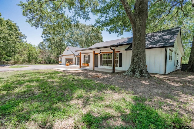 view of front of house featuring a garage and a front lawn