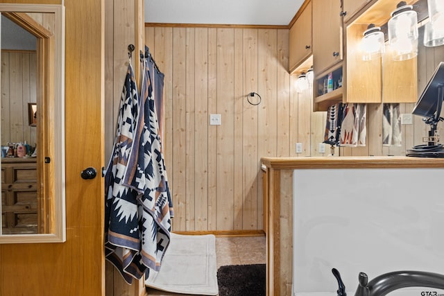 10929 County Road 41, Tyler, TX 75706 - full bath with wooden walls