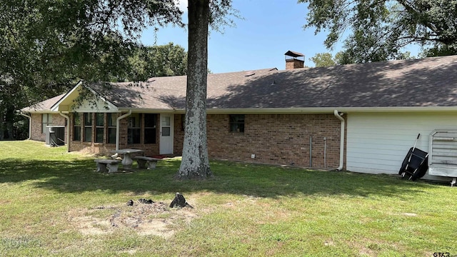 back of house featuring a lawn