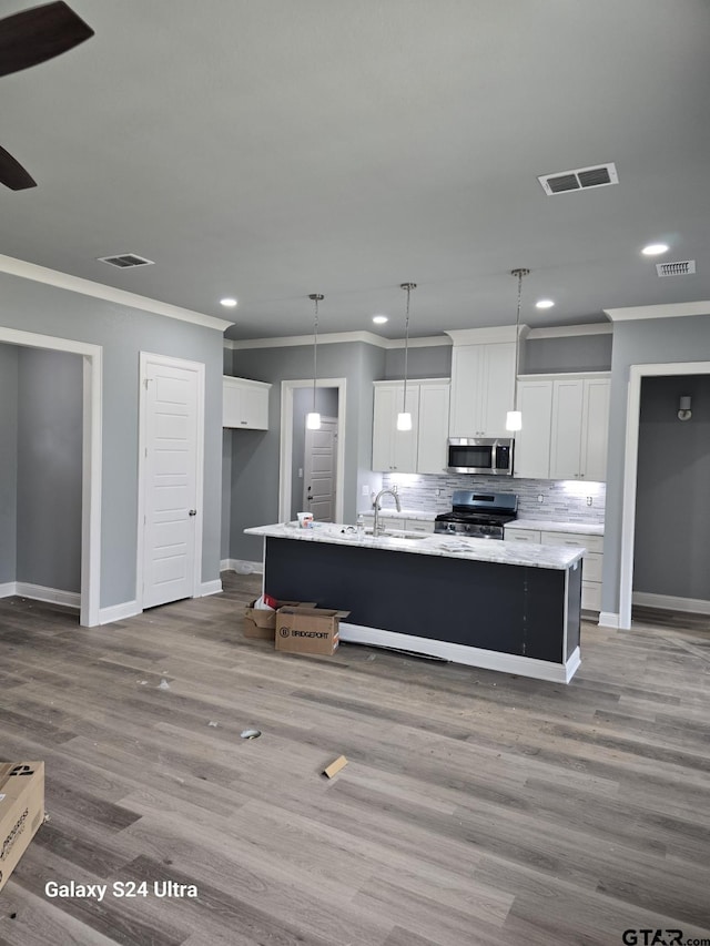 913 Alex Dr, Whitehouse, TX 75791 - kitchen featuring stainless steel appliances, ornamental molding, recessed lighting, tasteful backsplash, and white cabinetry
