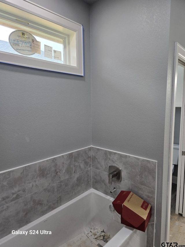 913 Alex Dr, Whitehouse, TX 75791 - bathroom featuring a garden tub