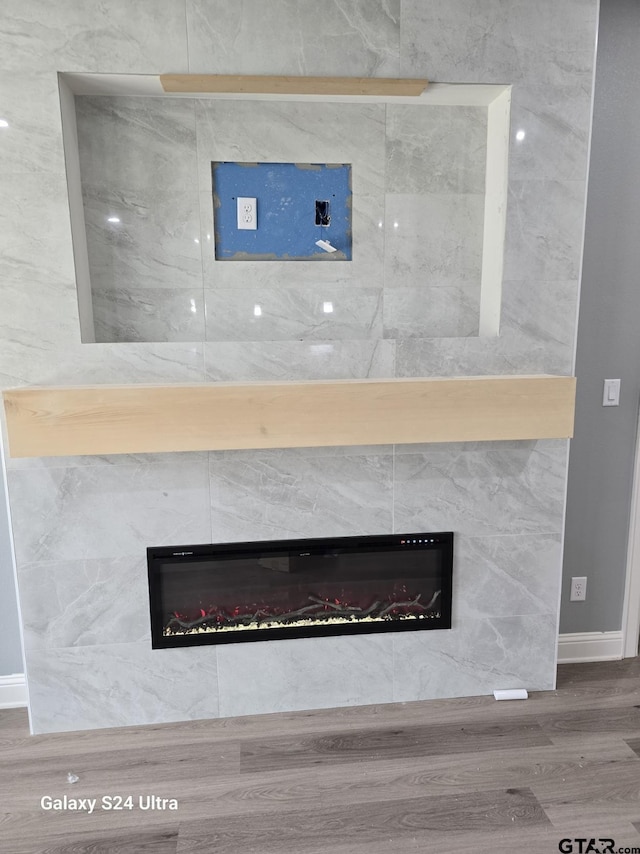 913 Alex Dr, Whitehouse, TX 75791 - detailed view of a tile fireplace and wood finished floors