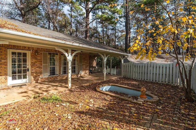 view of yard featuring a patio