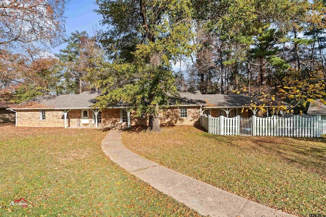 ranch-style home featuring a front lawn