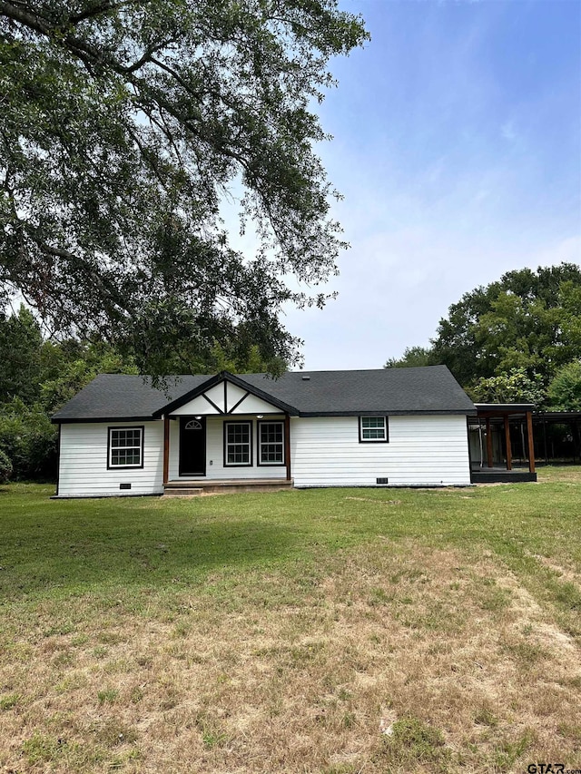 view of front facade with a front lawn