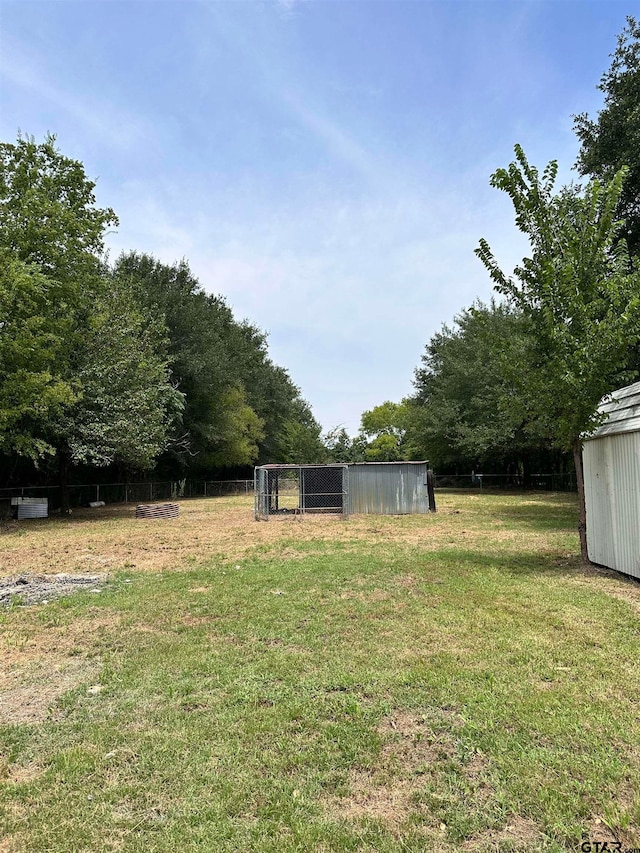 view of yard featuring an outdoor structure