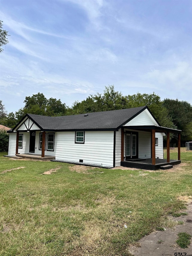 view of front of home featuring a front lawn and a porch