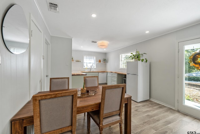 dining room with ornamental molding, recessed lighting, visible vents, and baseboards