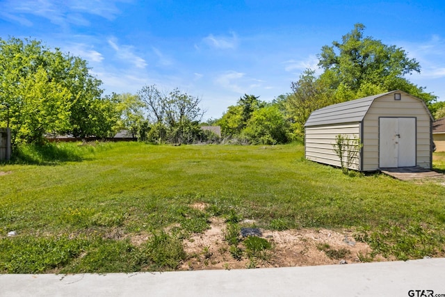 924 Kaufman St, Mount Vernon, TX 75457 - view of yard featuring a storage shed and an outdoor structure