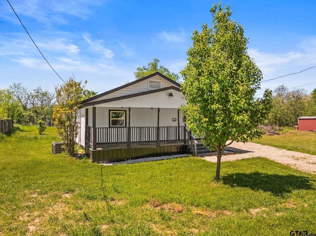 924 Kaufman St, Mount Vernon, TX 75457 - view of front of property with a front yard and covered porch