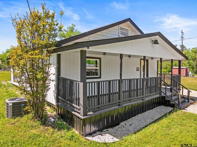 924 Kaufman St, Mount Vernon, TX 75457 - view of front facade featuring central AC, a front yard, a ceiling fan, and covered porch