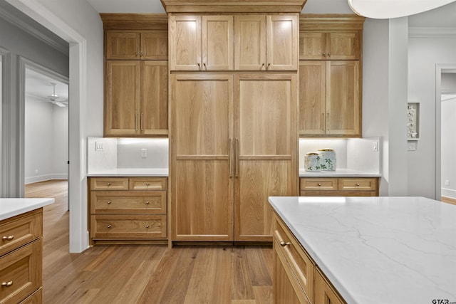 8810 Wilder Trl, Tyler, TX 75703 - kitchen featuring light wood-style floors, a ceiling fan, and crown molding