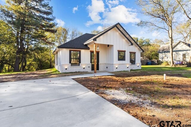 view of modern farmhouse style home