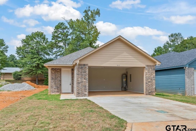 view of front of home with water heater, a front lawn, and a carport