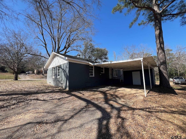 view of front of home featuring aphalt driveway and a carport