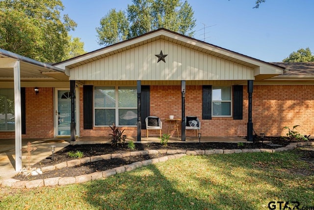 ranch-style home with a front lawn