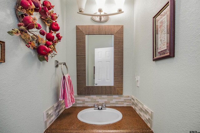 18058 Whispering Pines Rd, Flint, TX 75762 - bathroom with tasteful backsplash, vanity, and a textured wall