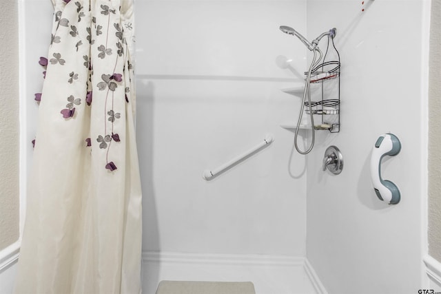 18058 Whispering Pines Rd, Flint, TX 75762 - full bathroom featuring a shower with curtain