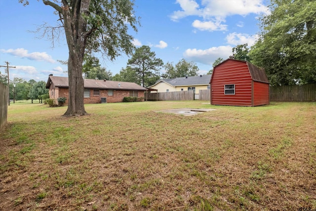 view of yard featuring a storage shed