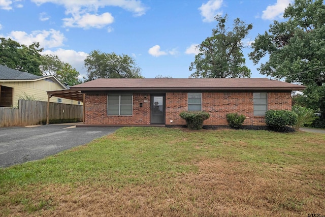 ranch-style home featuring a front lawn and a carport