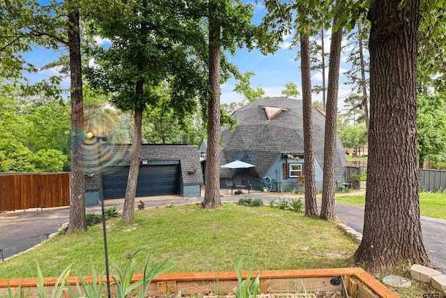 view of front facade with fence, a garage, and a front yard