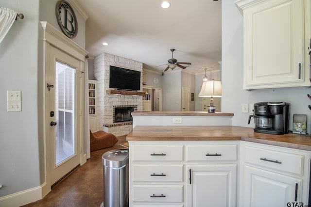 18424 Whipporwill, Flint, TX 75762 - kitchen featuring wooden counters, open floor plan, a ceiling fan, a peninsula, and lofted ceiling