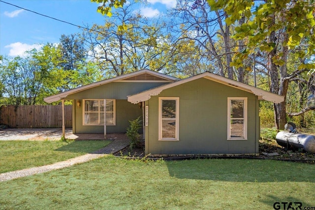 view of front of house featuring a front yard