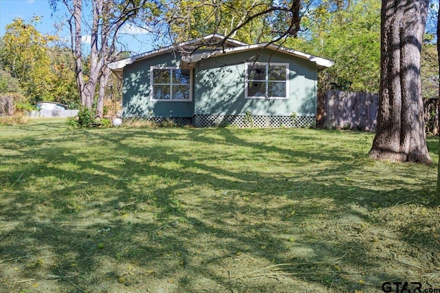 single story home with a front lawn