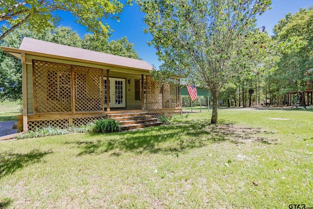 view of front facade with a front yard