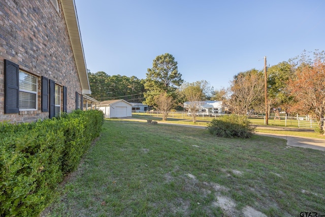 view of yard featuring an outbuilding