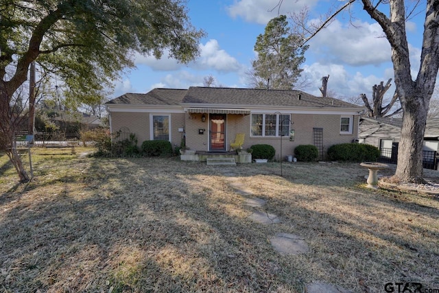 ranch-style home featuring a front lawn