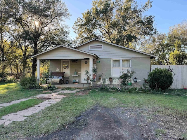 view of front facade featuring a porch and a front lawn