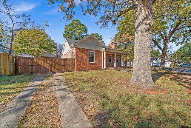 view of front of home featuring a porch and a front yard