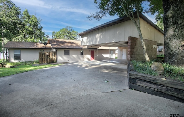 2759 Lake Breeze Dr, Chandler, TX 75758 - view of front facade with driveway and an attached carport
