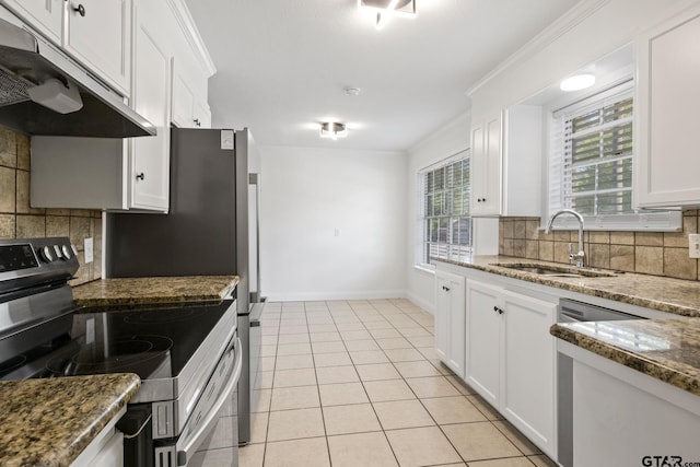 kitchen with under cabinet range hood, stainless steel electric range oven, a sink, and backsplash