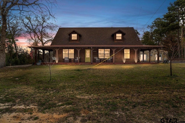 view of front of property featuring a lawn