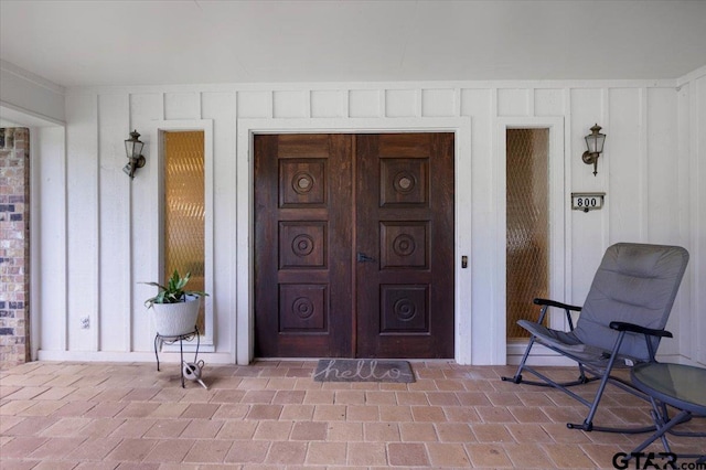 800 Neches Dr, Tyler, TX 75702 - entrance to property featuring board and batten siding