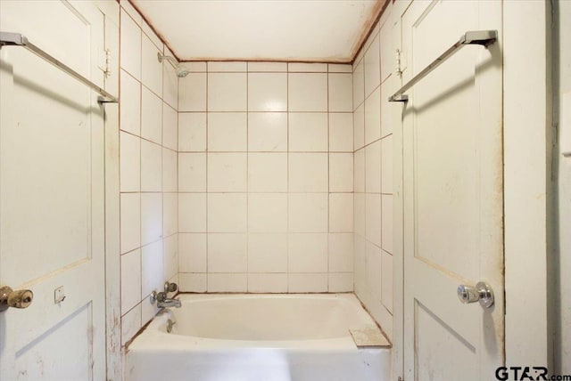 bathroom featuring tiled shower / bath