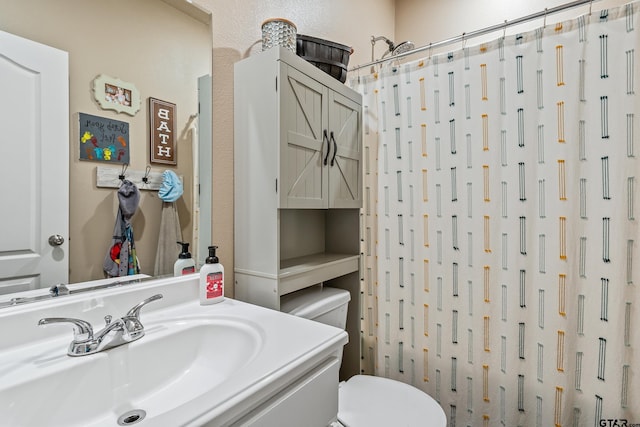 109 Summit Cv, Jacksonville, TX 75766 - full bathroom featuring toilet, a shower with curtain, and vanity