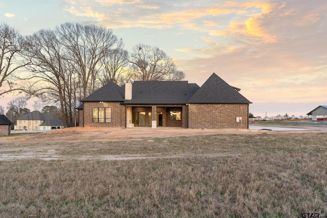 view of front of home featuring a lawn