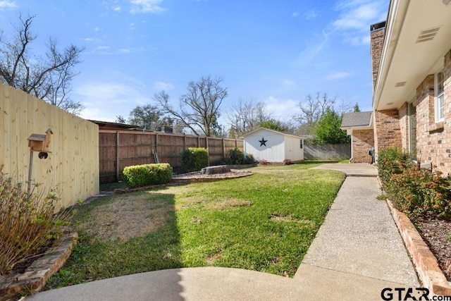 view of yard featuring a shed