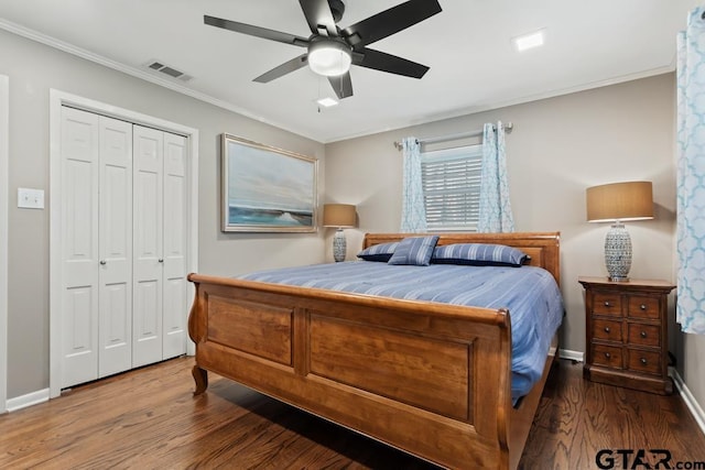 bedroom with ceiling fan, wood-type flooring, ornamental molding, and a closet