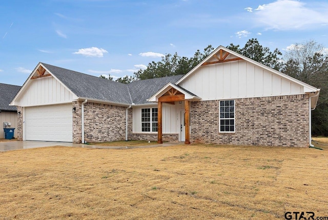 view of front facade featuring a garage and a front yard